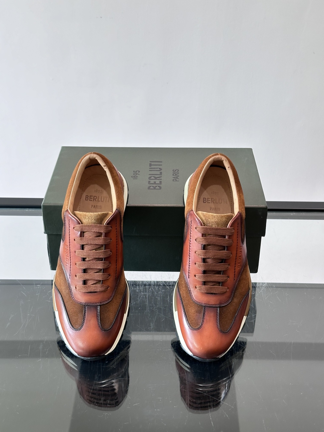 👞Berluti男士休闲皮鞋，采用头层牛皮+绒面拼接，质感细腻又耐用。经典系带设计，日常或户外都能轻松驾