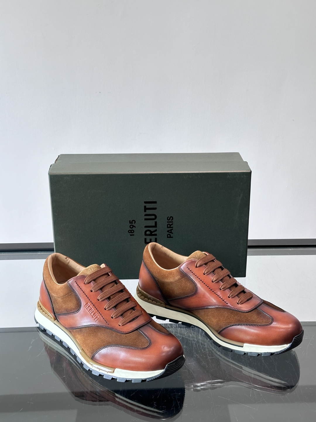👞Berluti男士休闲皮鞋，采用头层牛皮+绒面拼接，质感细腻又耐用。经典系带设计，日常或户外都能轻松驾