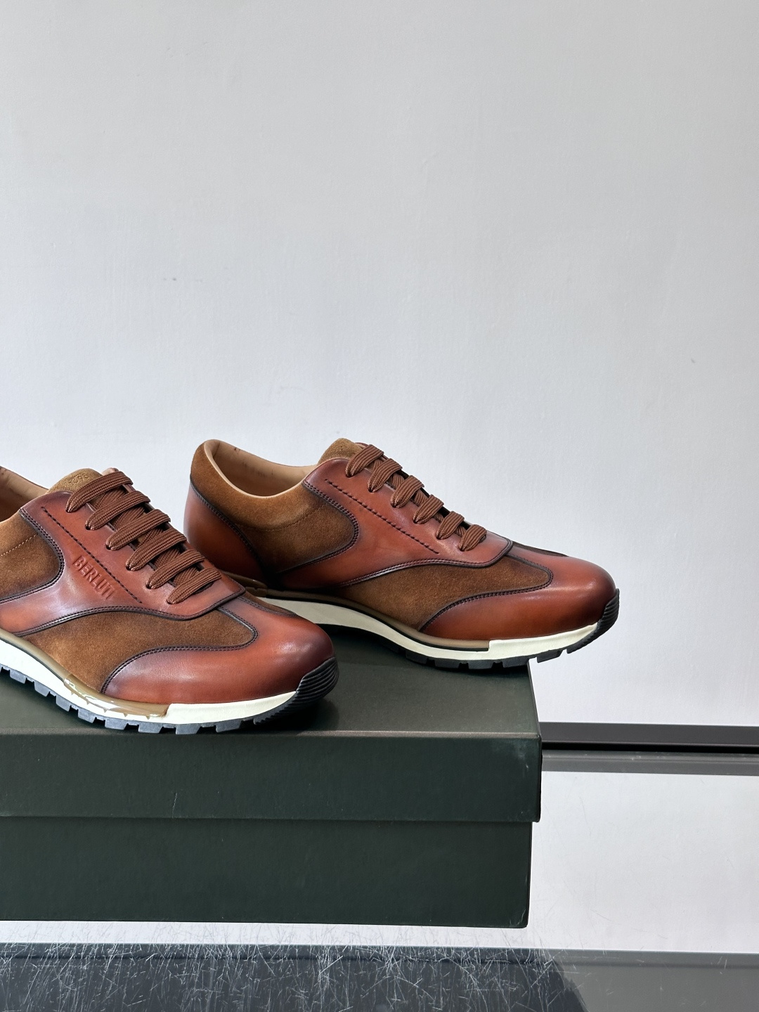 👞Berluti男士休闲皮鞋，采用头层牛皮+绒面拼接，质感细腻又耐用。经典系带设计，日常或户外都能轻松驾