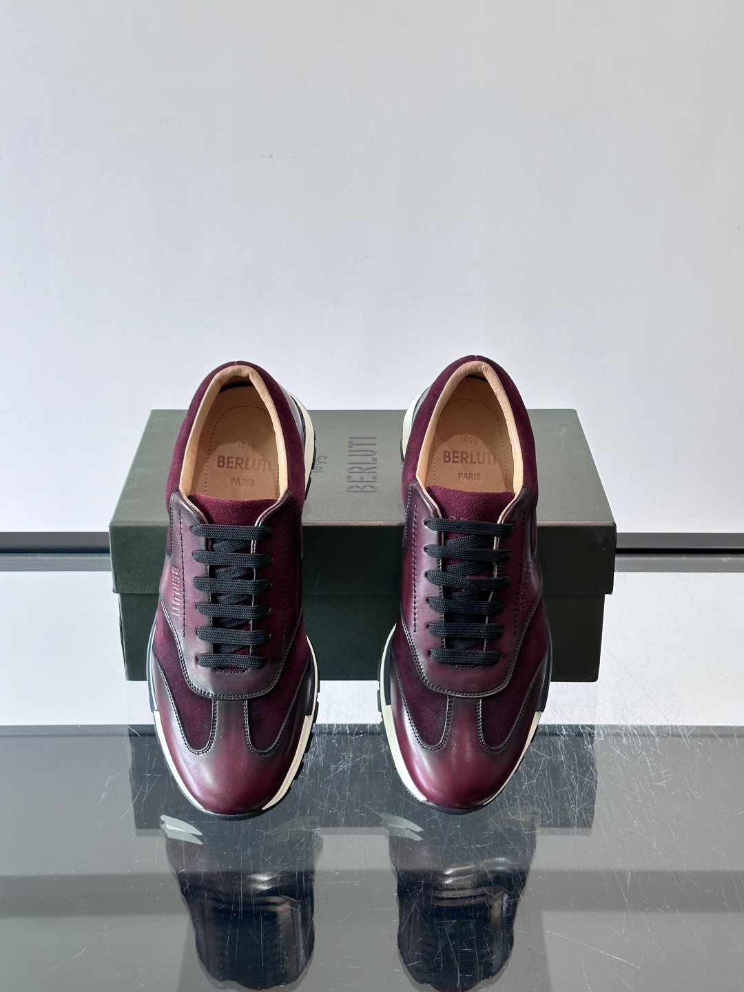 👞Berluti男士休闲皮鞋，采用头层牛皮+绒面拼接，质感细腻又耐用。经典系带设计，日常或户外都能轻松驾