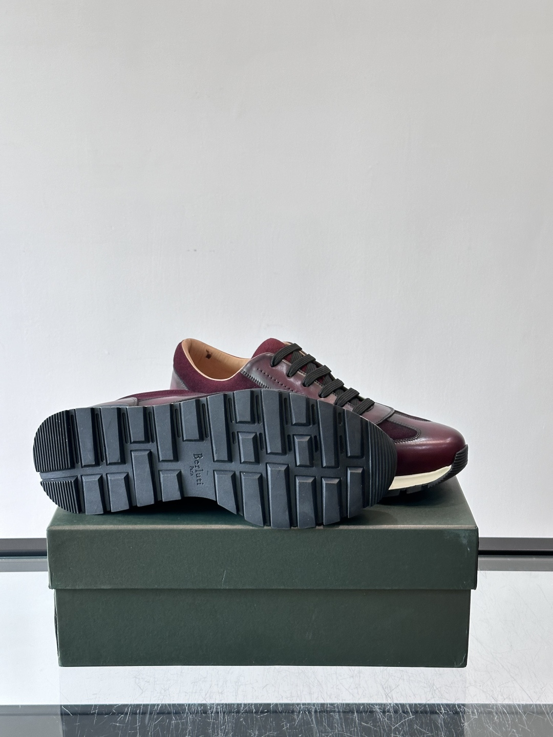 👞Berluti男士休闲皮鞋，采用头层牛皮+绒面拼接，质感细腻又耐用。经典系带设计，日常或户外都能轻松驾