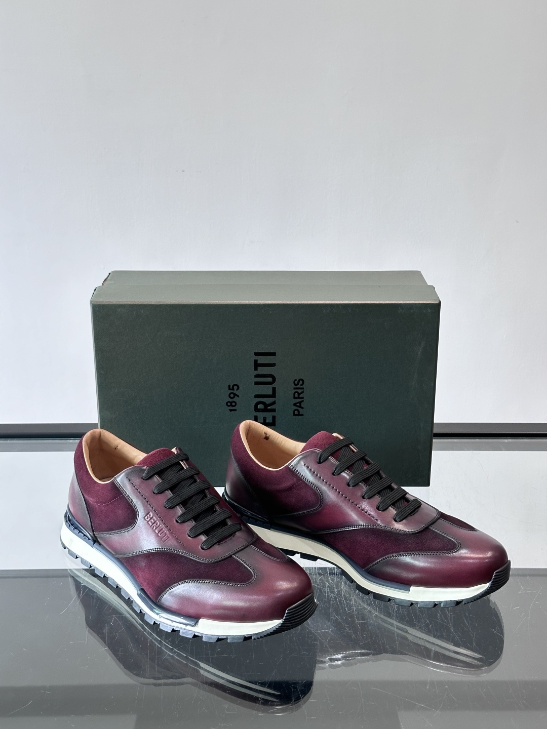 👞Berluti男士休闲皮鞋，采用头层牛皮+绒面拼接，质感细腻又耐用。经典系带设计，日常或户外都能轻松驾