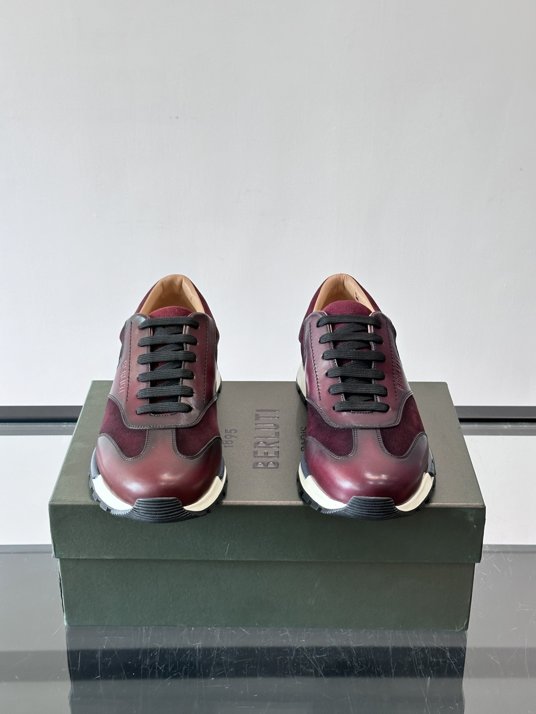 👞Berluti男士休闲皮鞋，采用头层牛皮+绒面拼接，质感细腻又耐用。经典系带设计，日常或户外都能轻松驾