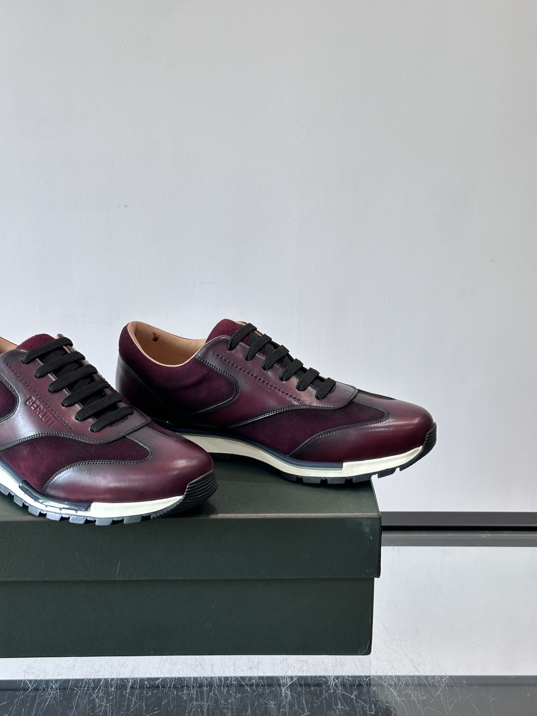 👞Berluti男士休闲皮鞋，采用头层牛皮+绒面拼接，质感细腻又耐用。经典系带设计，日常或户外都能轻松驾
