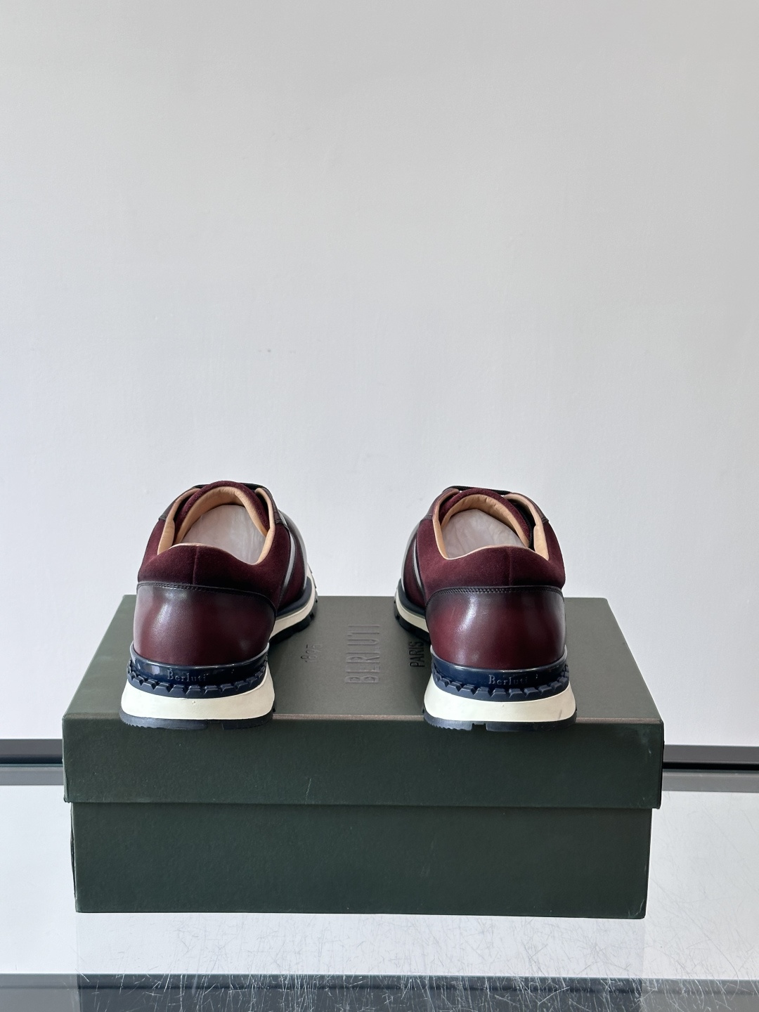 👞Berluti男士休闲皮鞋，采用头层牛皮+绒面拼接，质感细腻又耐用。经典系带设计，日常或户外都能轻松驾