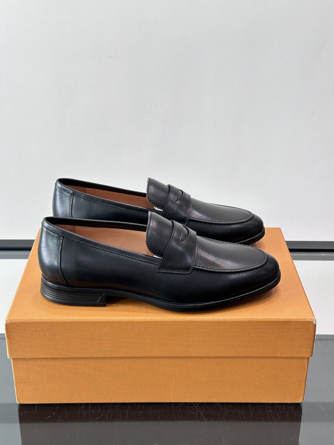 👞TODS乐福鞋，意大利奢侈品牌出品，采用优质小牛皮，鞋面光滑细腻，质感满分✨。经典单扣设计，线条简洁，