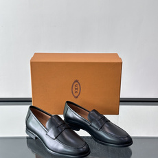 👞TODS乐福鞋,意大利奢侈品牌出品,采用优质小牛皮,鞋面光滑细腻,质感满分✨。经典单扣设计,线条简洁, 👞TODS乐福鞋,意大利奢侈品牌出品,采用优质小牛皮,鞋面光滑细腻,质感满分✨。经典单扣设计,线条简洁,