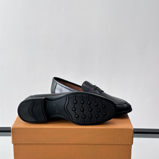 👞TODS乐福鞋,意大利奢侈品牌出品,采用优质小牛皮,鞋面光滑细腻,质感满分✨。经典单扣设计,线条简洁, 👞TODS乐福鞋,意大利奢侈品牌出品,采用优质小牛皮,鞋面光滑细腻,质感满分✨。经典单扣设计,线条简洁,