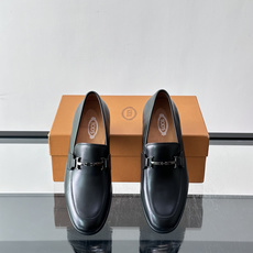 👞TODS乐福鞋,意大利奢侈品牌出品,采用优质小牛皮,鞋面光滑细腻,质感满分✨。经典单扣设计,线条简洁, 👞TODS乐福鞋,意大利奢侈品牌出品,采用优质小牛皮,鞋面光滑细腻,质感满分✨。经典单扣设计,线条简洁,