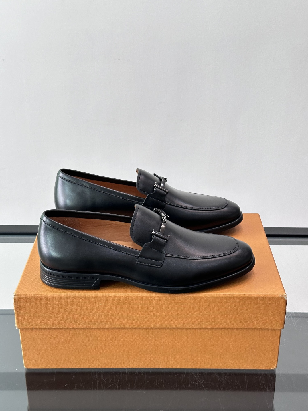 👞TODS乐福鞋，意大利奢侈品牌出品，采用优质小牛皮，鞋面光滑细腻，质感满分✨。经典单扣设计，线条简洁，