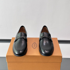 👞TODS乐福鞋,意大利奢侈品牌出品,采用优质小牛皮,鞋面光滑细腻,质感满分✨。经典单扣设计,线条简洁, 👞TODS乐福鞋,意大利奢侈品牌出品,采用优质小牛皮,鞋面光滑细腻,质感满分✨。经典单扣设计,线条简洁,