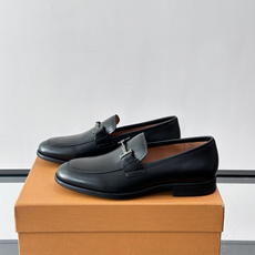 👞TODS乐福鞋,意大利奢侈品牌出品,采用优质小牛皮,鞋面光滑细腻,质感满分✨。经典单扣设计,线条简洁, 👞TODS乐福鞋,意大利奢侈品牌出品,采用优质小牛皮,鞋面光滑细腻,质感满分✨。经典单扣设计,线条简洁,