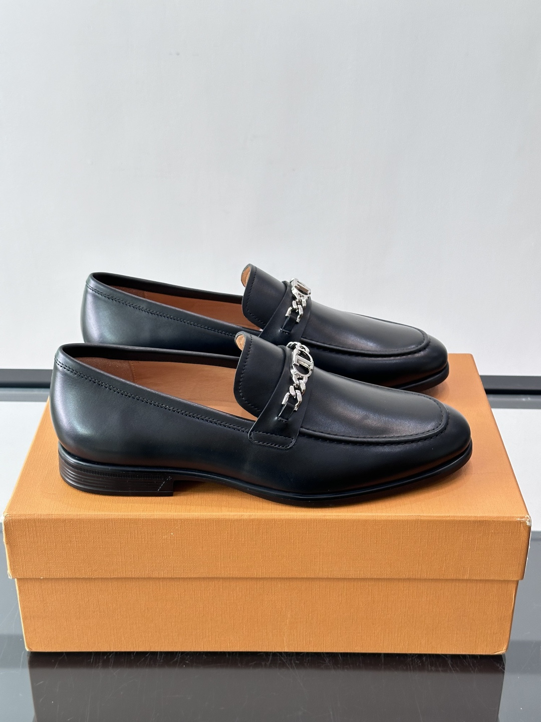 👞TODS乐福鞋，意大利奢侈品牌出品，采用优质小牛皮，鞋面光滑细腻，质感满分✨。经典单扣设计，线条简洁，