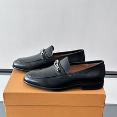 👞TODS乐福鞋,意大利奢侈品牌出品,采用优质小牛皮,鞋面光滑细腻,质感满分✨。经典单扣设计,线条简洁, 👞TODS乐福鞋,意大利奢侈品牌出品,采用优质小牛皮,鞋面光滑细腻,质感满分✨。经典单扣设计,线条简洁,