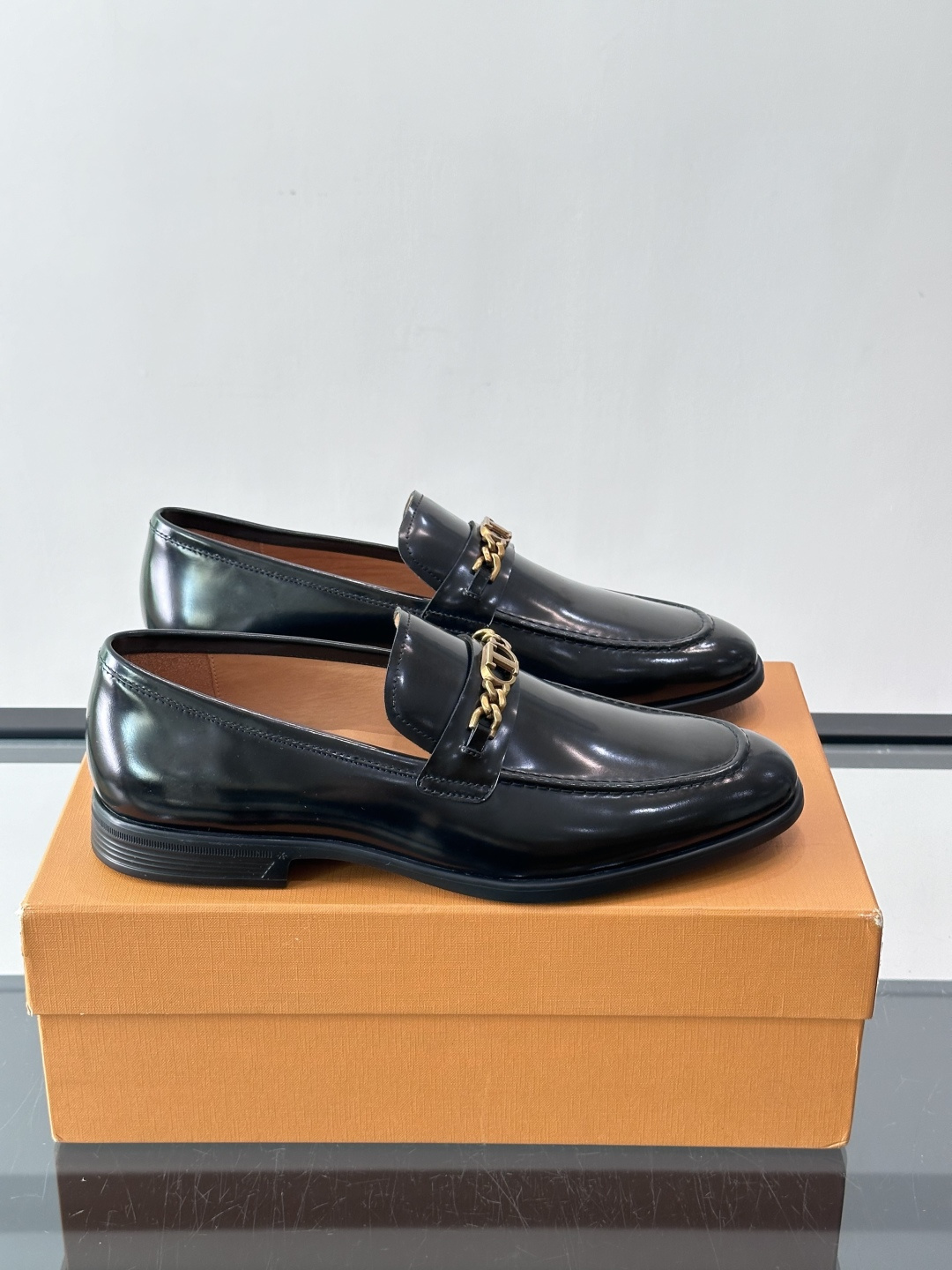👞TODS乐福鞋，意大利奢侈品牌出品，采用优质小牛皮，鞋面光滑细腻，质感满分✨。经典单扣设计，线条简洁，