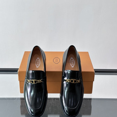 👞TODS乐福鞋,意大利奢侈品牌出品,采用优质小牛皮,鞋面光滑细腻,质感满分✨。经典单扣设计,线条简洁, 👞TODS乐福鞋,意大利奢侈品牌出品,采用优质小牛皮,鞋面光滑细腻,质感满分✨。经典单扣设计,线条简洁,