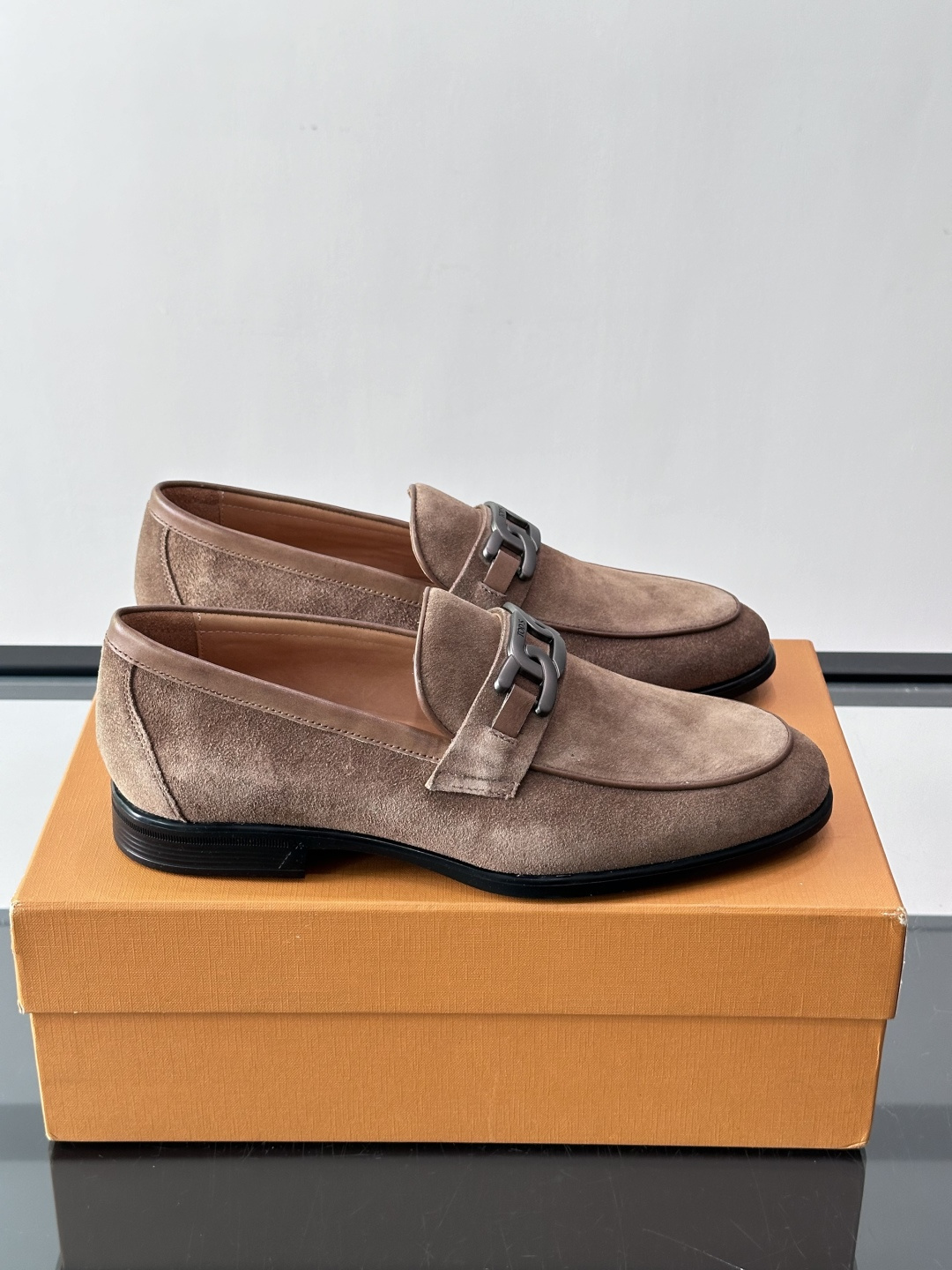 👞TODS乐福鞋，意大利奢侈品牌出品，采用优质小牛皮，鞋面光滑细腻，质感满分✨。经典单扣设计，线条简洁，