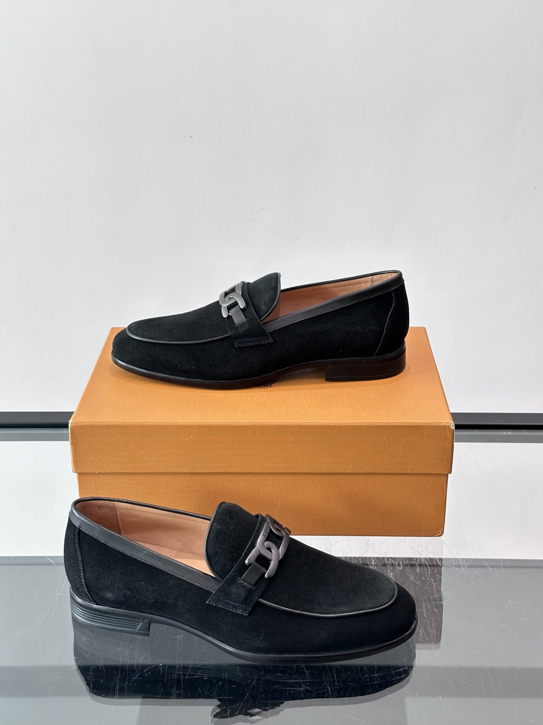 👞TODS乐福鞋，意大利奢侈品牌出品，采用优质小牛皮，鞋面光滑细腻，质感满分✨。经典单扣设计，线条简洁，
