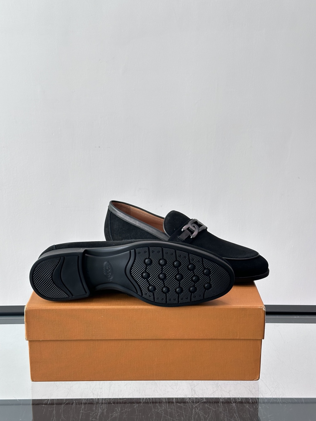 👞TODS乐福鞋，意大利奢侈品牌出品，采用优质小牛皮，鞋面光滑细腻，质感满分✨。经典单扣设计，线条简洁，