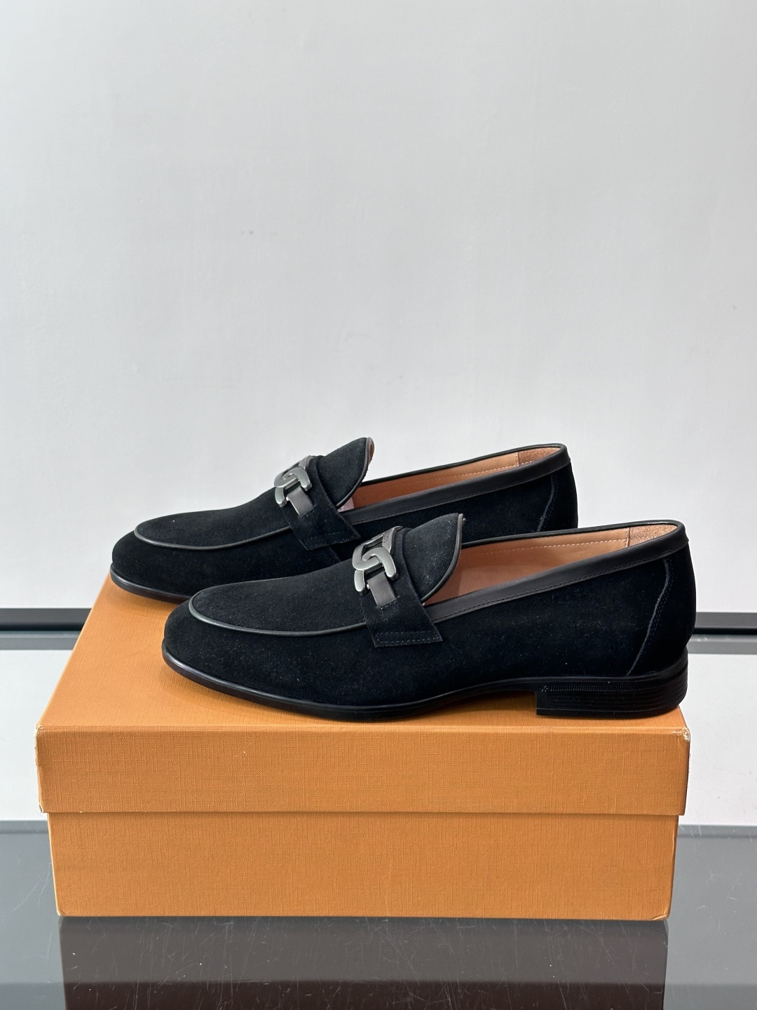👞TODS乐福鞋，意大利奢侈品牌出品，采用优质小牛皮，鞋面光滑细腻，质感满分✨。经典单扣设计，线条简洁，