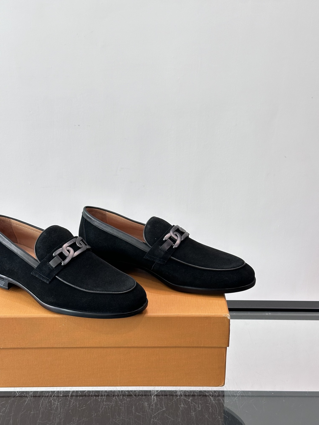 👞TODS乐福鞋，意大利奢侈品牌出品，采用优质小牛皮，鞋面光滑细腻，质感满分✨。经典单扣设计，线条简洁，