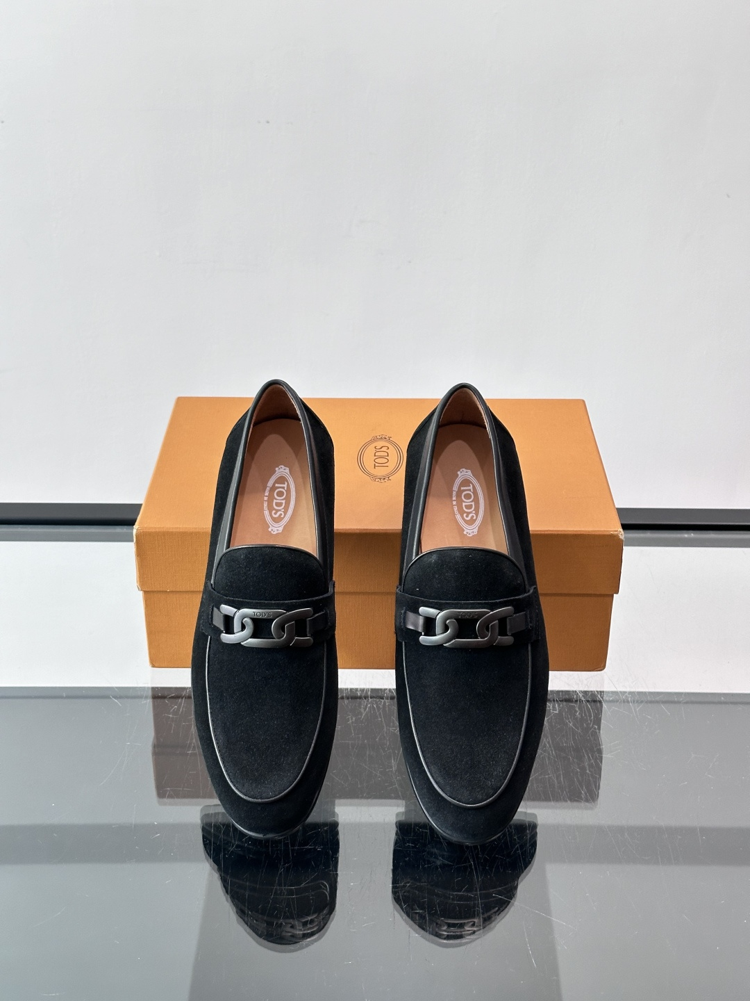 👞TODS乐福鞋，意大利奢侈品牌出品，采用优质小牛皮，鞋面光滑细腻，质感满分✨。经典单扣设计，线条简洁，