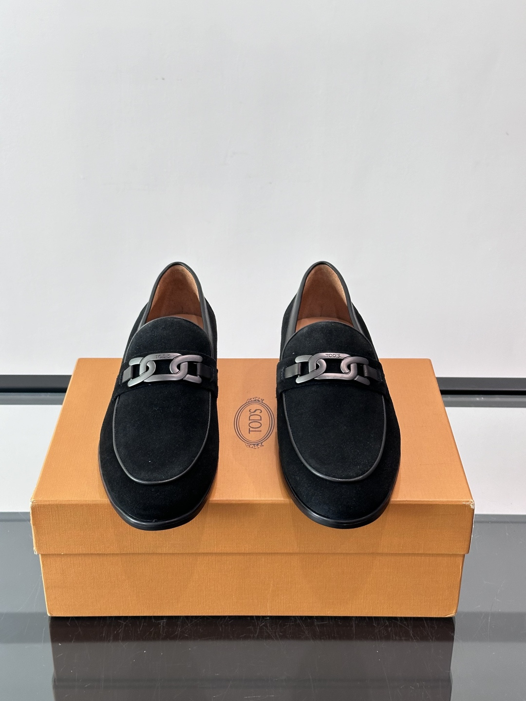 👞TODS乐福鞋，意大利奢侈品牌出品，采用优质小牛皮，鞋面光滑细腻，质感满分✨。经典单扣设计，线条简洁，