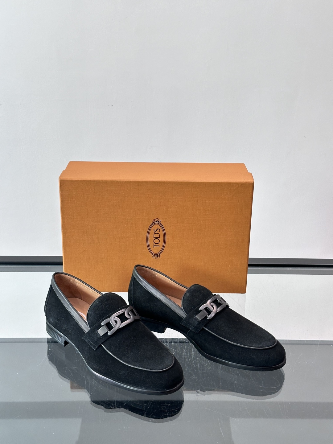 👞TODS乐福鞋，意大利奢侈品牌出品，采用优质小牛皮，鞋面光滑细腻，质感满分✨。经典单扣设计，线条简洁，