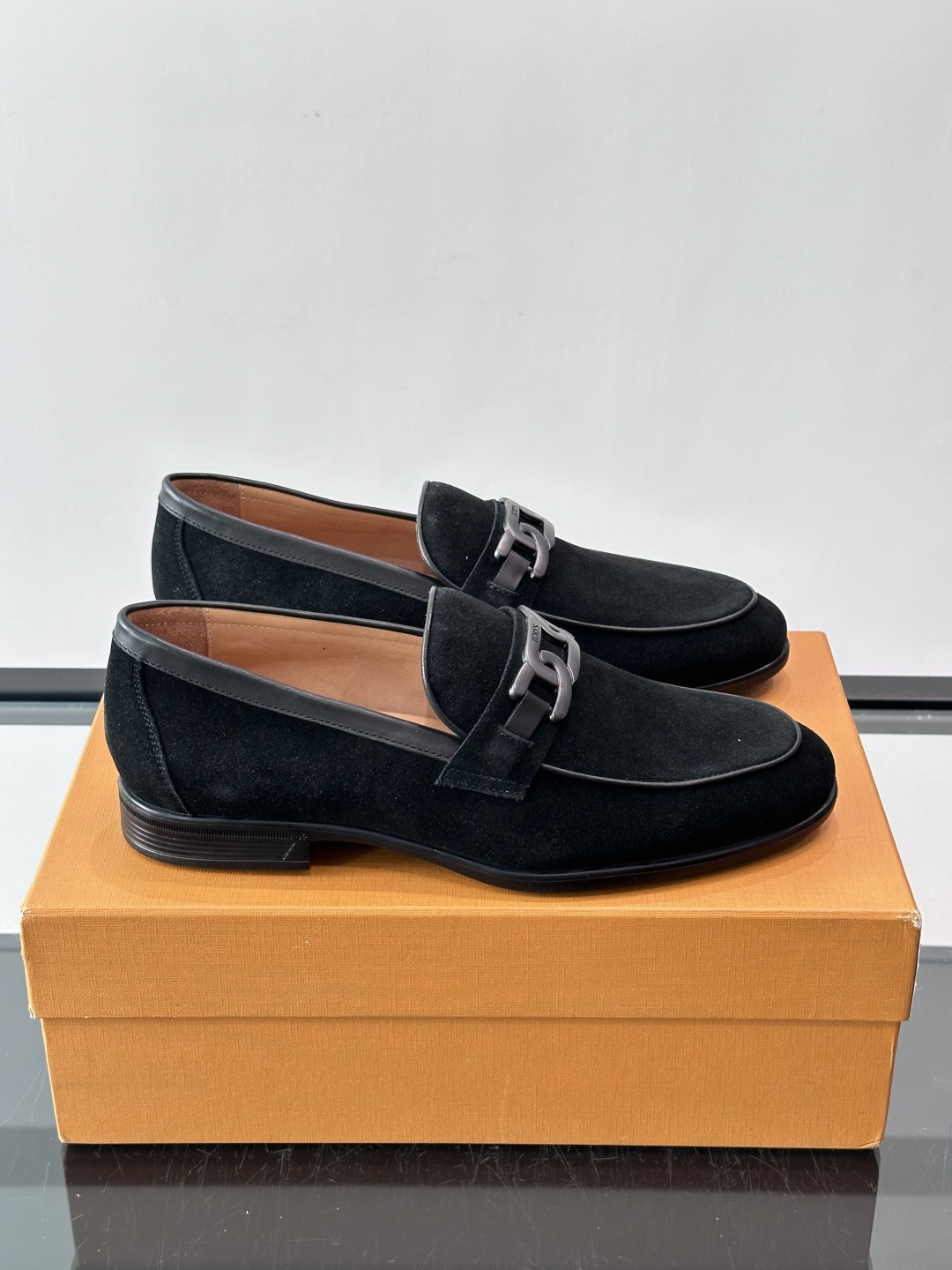 👞TODS乐福鞋，意大利奢侈品牌出品，采用优质小牛皮，鞋面光滑细腻，质感满分✨。经典单扣设计，线条简洁，