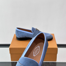 👞TODS乐福鞋,意大利奢侈品牌出品,采用优质小牛皮,鞋面光滑细腻,质感满分✨。经典单扣设计,线条简洁, 👞TODS乐福鞋,意大利奢侈品牌出品,采用优质小牛皮,鞋面光滑细腻,质感满分✨。经典单扣设计,线条简洁,