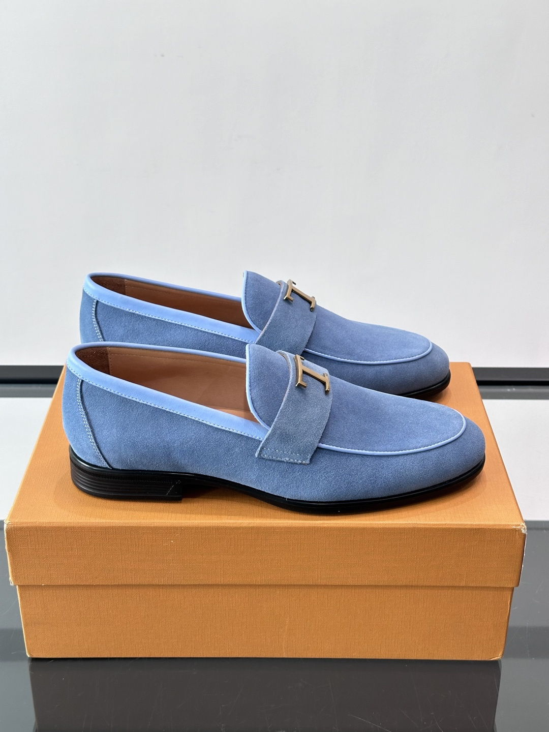 👞TODS乐福鞋，意大利奢侈品牌出品，采用优质小牛皮，鞋面光滑细腻，质感满分✨。经典单扣设计，线条简洁，