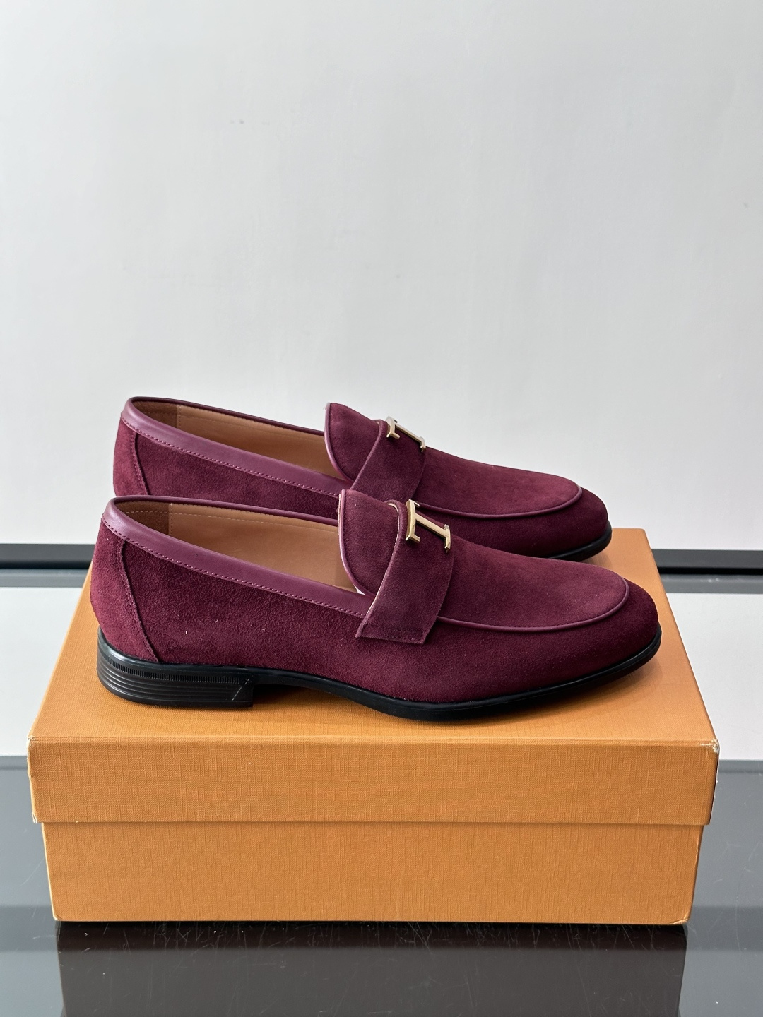 👞TODS乐福鞋，意大利奢侈品牌出品，采用优质小牛皮，鞋面光滑细腻，质感满分✨。经典单扣设计，线条简洁，