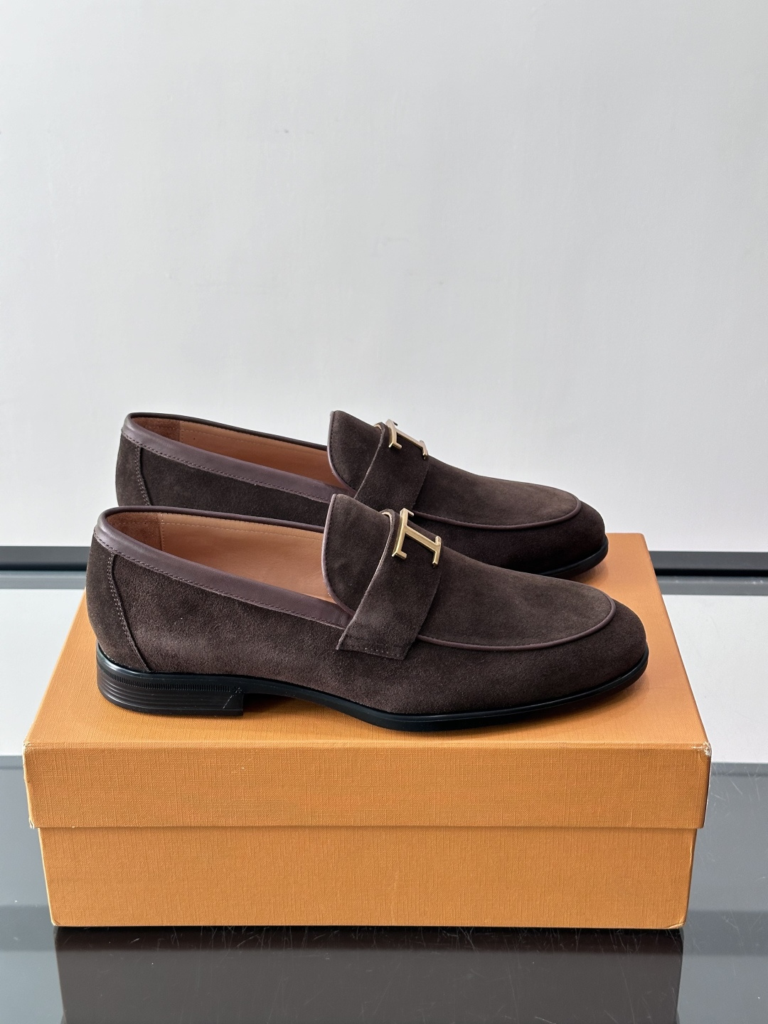 👞TODS乐福鞋，意大利奢侈品牌出品，采用优质小牛皮，鞋面光滑细腻，质感满分✨。经典单扣设计，线条简洁，
