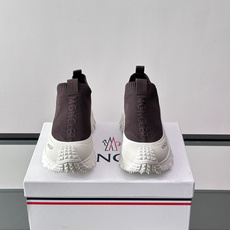 Moncler/蒙口男士休闲运动鞋,具有舒适防滑性能,采用一体成型进口飞织科技面料制成,兼备创新、功能性 Moncler/蒙口男士休闲运动鞋,具有舒适防滑性能,采用一体成型进口飞织科技面料制成,兼备创新、功能性