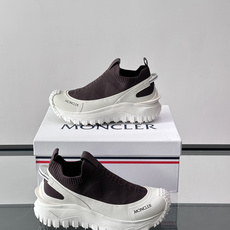 Moncler/蒙口男士休闲运动鞋,具有舒适防滑性能,采用一体成型进口飞织科技面料制成,兼备创新、功能性 Moncler/蒙口男士休闲运动鞋,具有舒适防滑性能,采用一体成型进口飞织科技面料制成,兼备创新、功能性