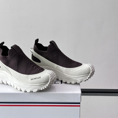 Moncler/蒙口男士休闲运动鞋,具有舒适防滑性能,采用一体成型进口飞织科技面料制成,兼备创新、功能性 Moncler/蒙口男士休闲运动鞋,具有舒适防滑性能,采用一体成型进口飞织科技面料制成,兼备创新、功能性
