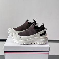 Moncler/蒙口男士休闲运动鞋,具有舒适防滑性能,采用一体成型进口飞织科技面料制成,兼备创新、功能性 Moncler/蒙口男士休闲运动鞋,具有舒适防滑性能,采用一体成型进口飞织科技面料制成,兼备创新、功能性