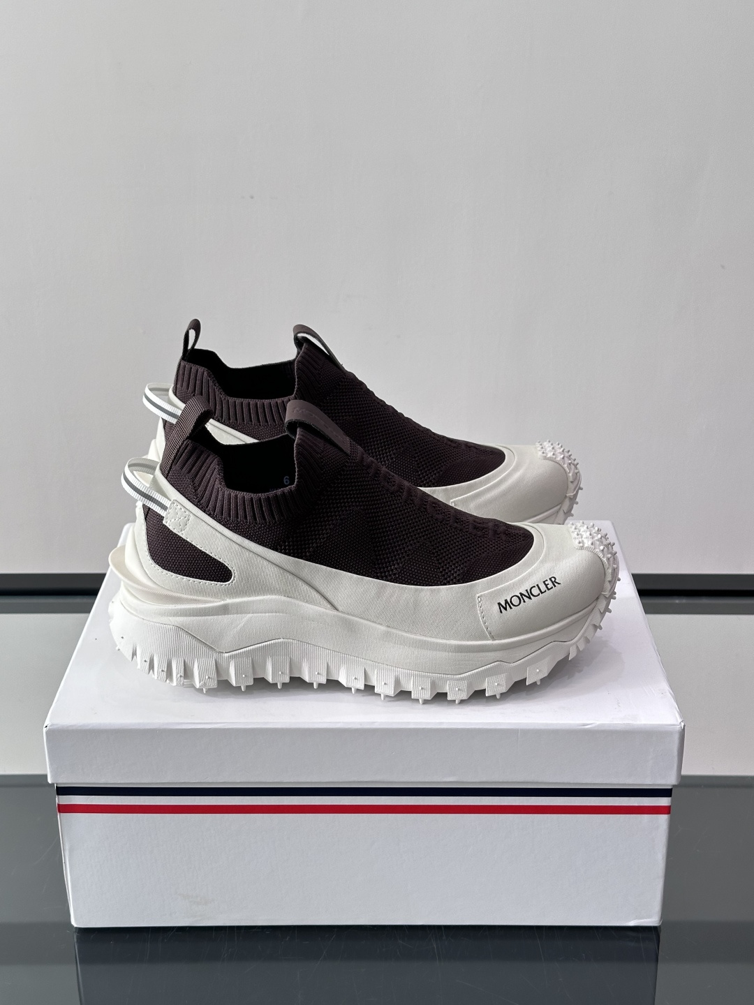 Moncler/蒙口男士休闲运动鞋，具有舒适防滑性能，采用一体成型进口飞织科技面料制成，兼备创新、功能性