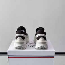 Moncler/蒙口男士休闲运动鞋,具有舒适防滑性能,采用一体成型进口飞织科技面料制成,兼备创新、功能性 Moncler/蒙口男士休闲运动鞋,具有舒适防滑性能,采用一体成型进口飞织科技面料制成,兼备创新、功能性