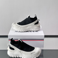 Moncler/蒙口男士休闲运动鞋,具有舒适防滑性能,采用一体成型进口飞织科技面料制成,兼备创新、功能性 Moncler/蒙口男士休闲运动鞋,具有舒适防滑性能,采用一体成型进口飞织科技面料制成,兼备创新、功能性