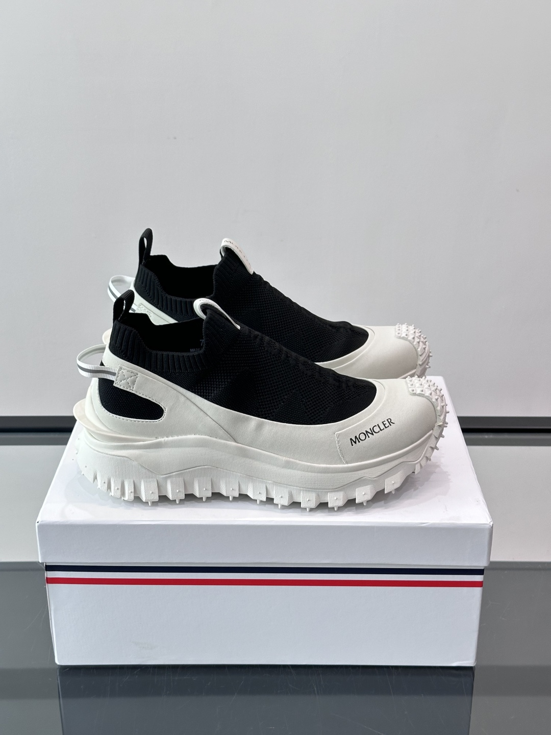 Moncler/蒙口男士休闲运动鞋，具有舒适防滑性能，采用一体成型进口飞织科技面料制成，兼备创新、功能性