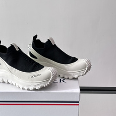 Moncler/蒙口男士休闲运动鞋,具有舒适防滑性能,采用一体成型进口飞织科技面料制成,兼备创新、功能性 Moncler/蒙口男士休闲运动鞋,具有舒适防滑性能,采用一体成型进口飞织科技面料制成,兼备创新、功能性