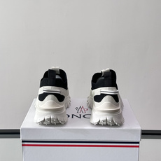 Moncler/蒙口男士休闲运动鞋,具有舒适防滑性能,采用一体成型进口飞织科技面料制成,兼备创新、功能性 Moncler/蒙口男士休闲运动鞋,具有舒适防滑性能,采用一体成型进口飞织科技面料制成,兼备创新、功能性