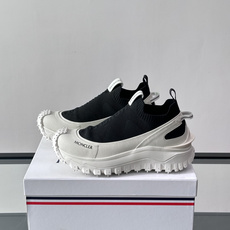 Moncler/蒙口男士休闲运动鞋,具有舒适防滑性能,采用一体成型进口飞织科技面料制成,兼备创新、功能性 Moncler/蒙口男士休闲运动鞋,具有舒适防滑性能,采用一体成型进口飞织科技面料制成,兼备创新、功能性