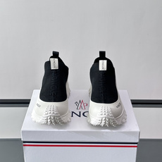 Moncler/蒙口男士休闲运动鞋,具有舒适防滑性能,采用一体成型进口飞织科技面料制成,兼备创新、功能性 Moncler/蒙口男士休闲运动鞋,具有舒适防滑性能,采用一体成型进口飞织科技面料制成,兼备创新、功能性