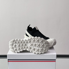 Moncler/蒙口男士休闲运动鞋,具有舒适防滑性能,采用一体成型进口飞织科技面料制成,兼备创新、功能性 Moncler/蒙口男士休闲运动鞋,具有舒适防滑性能,采用一体成型进口飞织科技面料制成,兼备创新、功能性