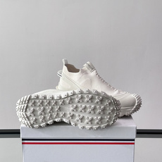 Moncler/蒙口男士休闲运动鞋,具有舒适防滑性能,采用一体成型进口飞织科技面料制成,兼备创新、功能性 Moncler/蒙口男士休闲运动鞋,具有舒适防滑性能,采用一体成型进口飞织科技面料制成,兼备创新、功能性