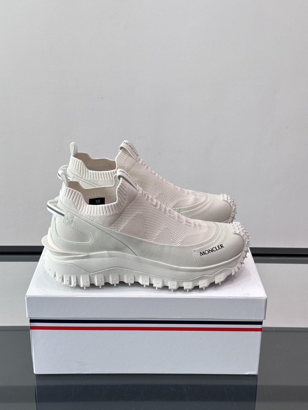Moncler/蒙口男士休闲运动鞋，具有舒适防滑性能，采用一体成型进口飞织科技面料制成，兼备创新、功能性