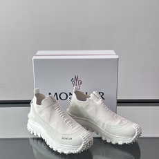 Moncler/蒙口男士休闲运动鞋,具有舒适防滑性能,采用一体成型进口飞织科技面料制成,兼备创新、功能性 Moncler/蒙口男士休闲运动鞋,具有舒适防滑性能,采用一体成型进口飞织科技面料制成,兼备创新、功能性