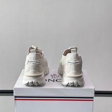 Moncler/蒙口男士休闲运动鞋,具有舒适防滑性能,采用一体成型进口飞织科技面料制成,兼备创新、功能性 Moncler/蒙口男士休闲运动鞋,具有舒适防滑性能,采用一体成型进口飞织科技面料制成,兼备创新、功能性